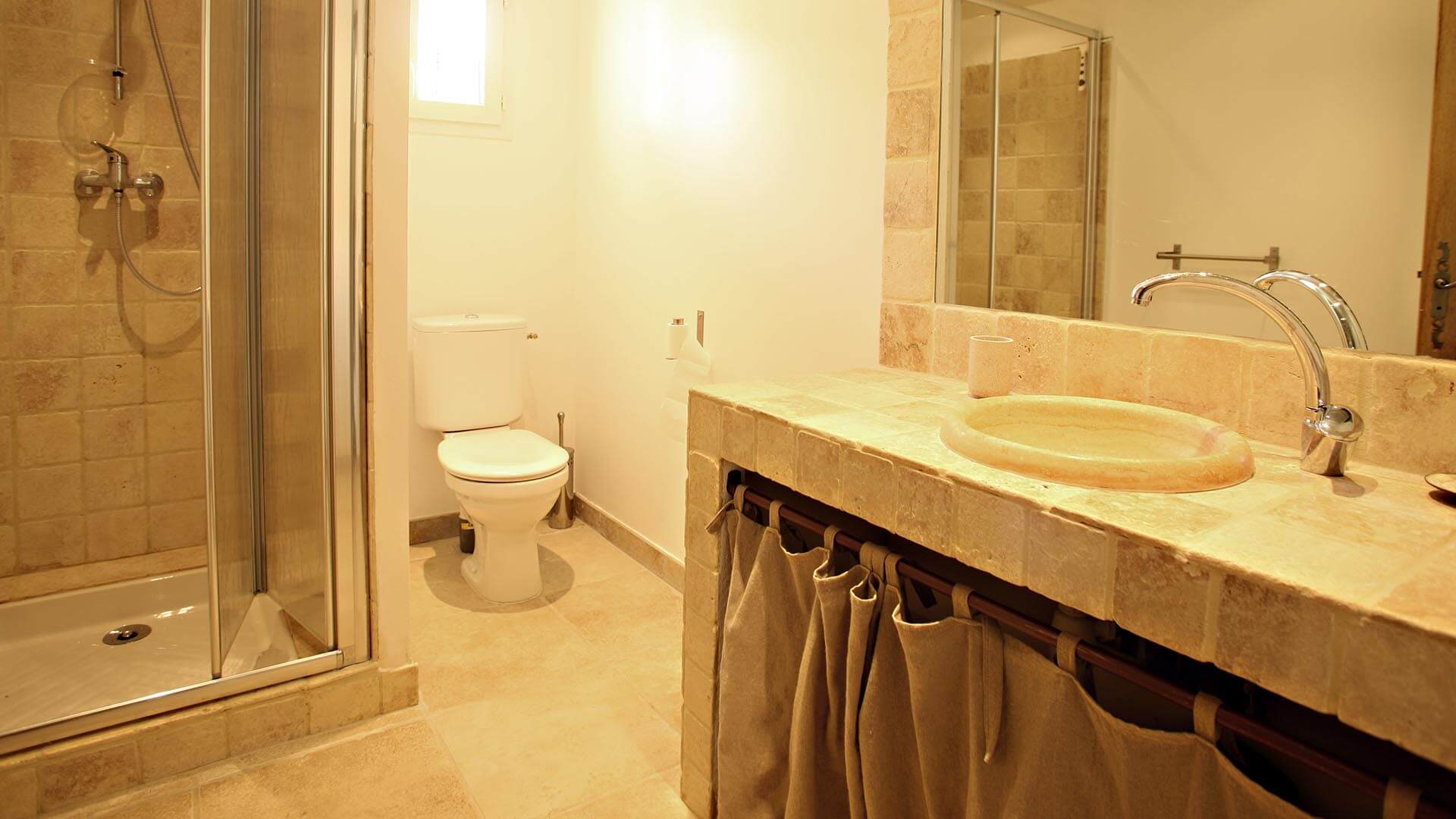 Location vacances Provence | Villa le mûrier blanc | Salle de bain avec douche et toilettes