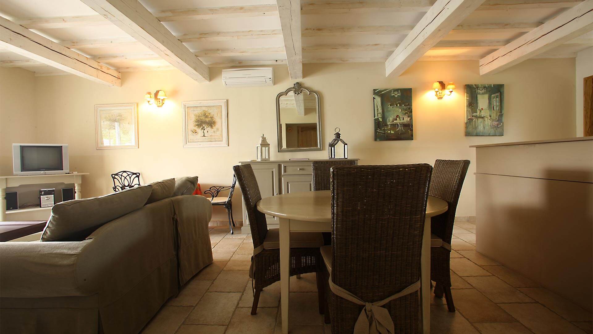 Louer maison de vacances T3 Provence Alpes Côte d'Azur | Villa terre nature | Salon climatisé
