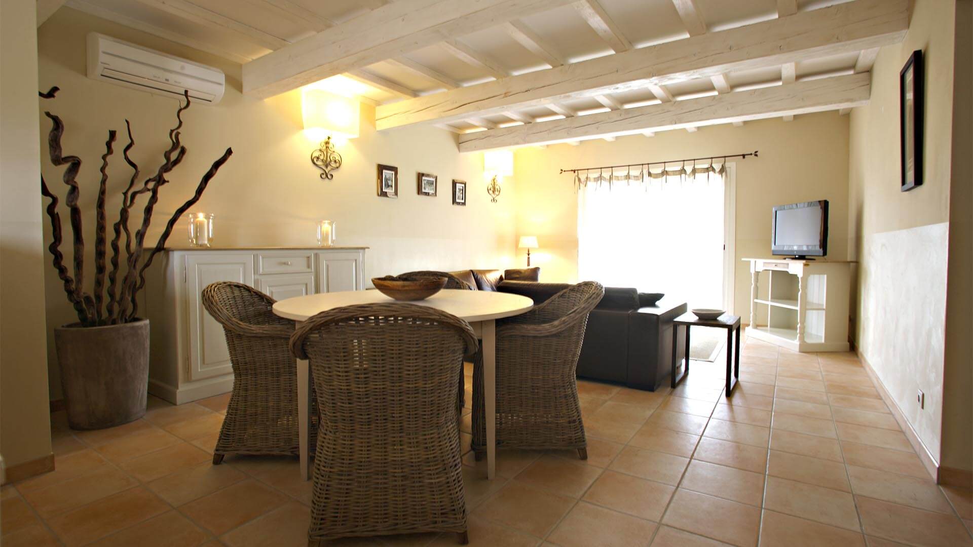 Location vacances Luberon | Villa sous la tonnelle | Salon, salle à manger avec climatisation