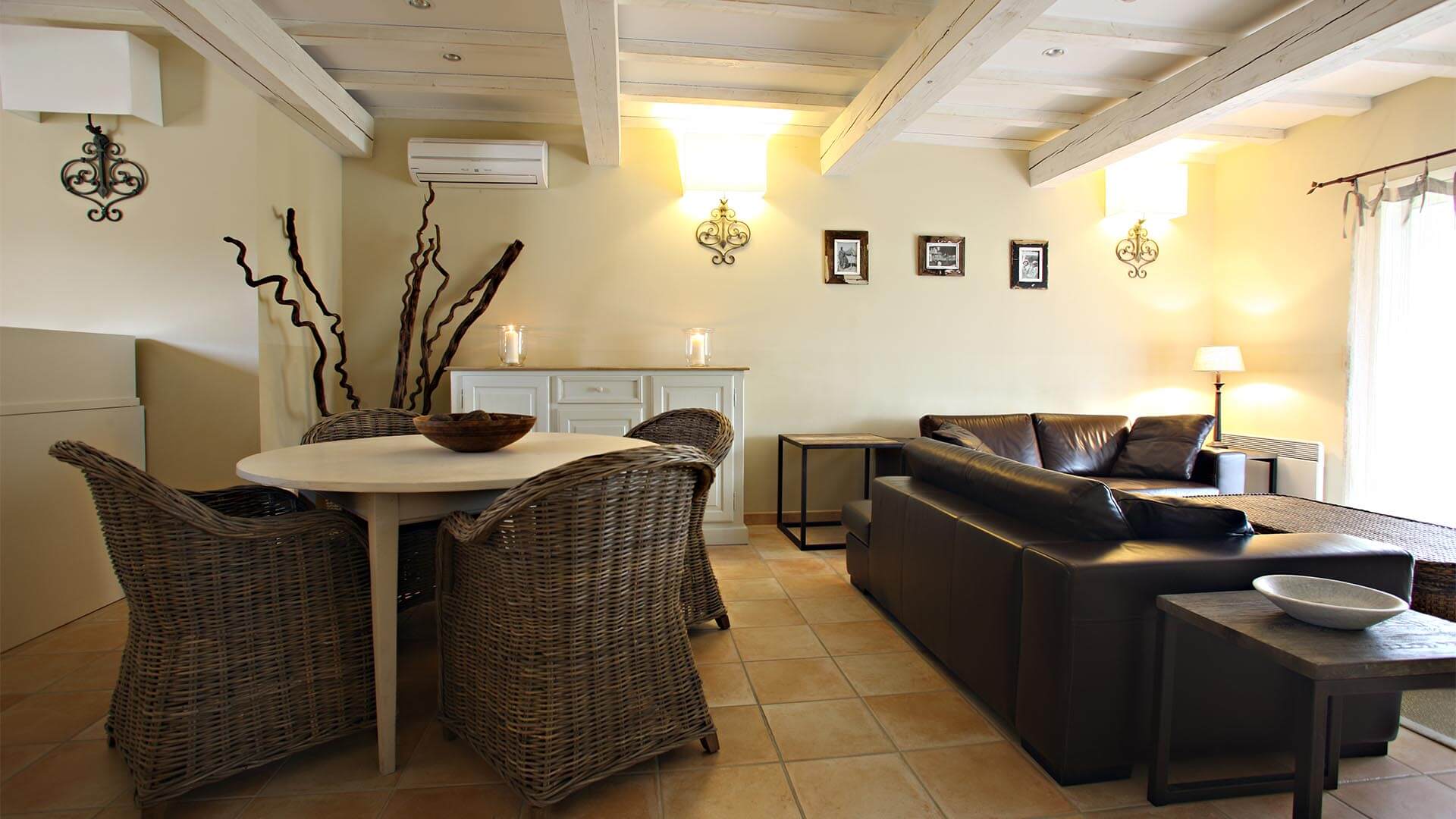 Maison de vacances à louer Luberon | Villa sous la tonnelle | Salon, salle à manger avec climatisation