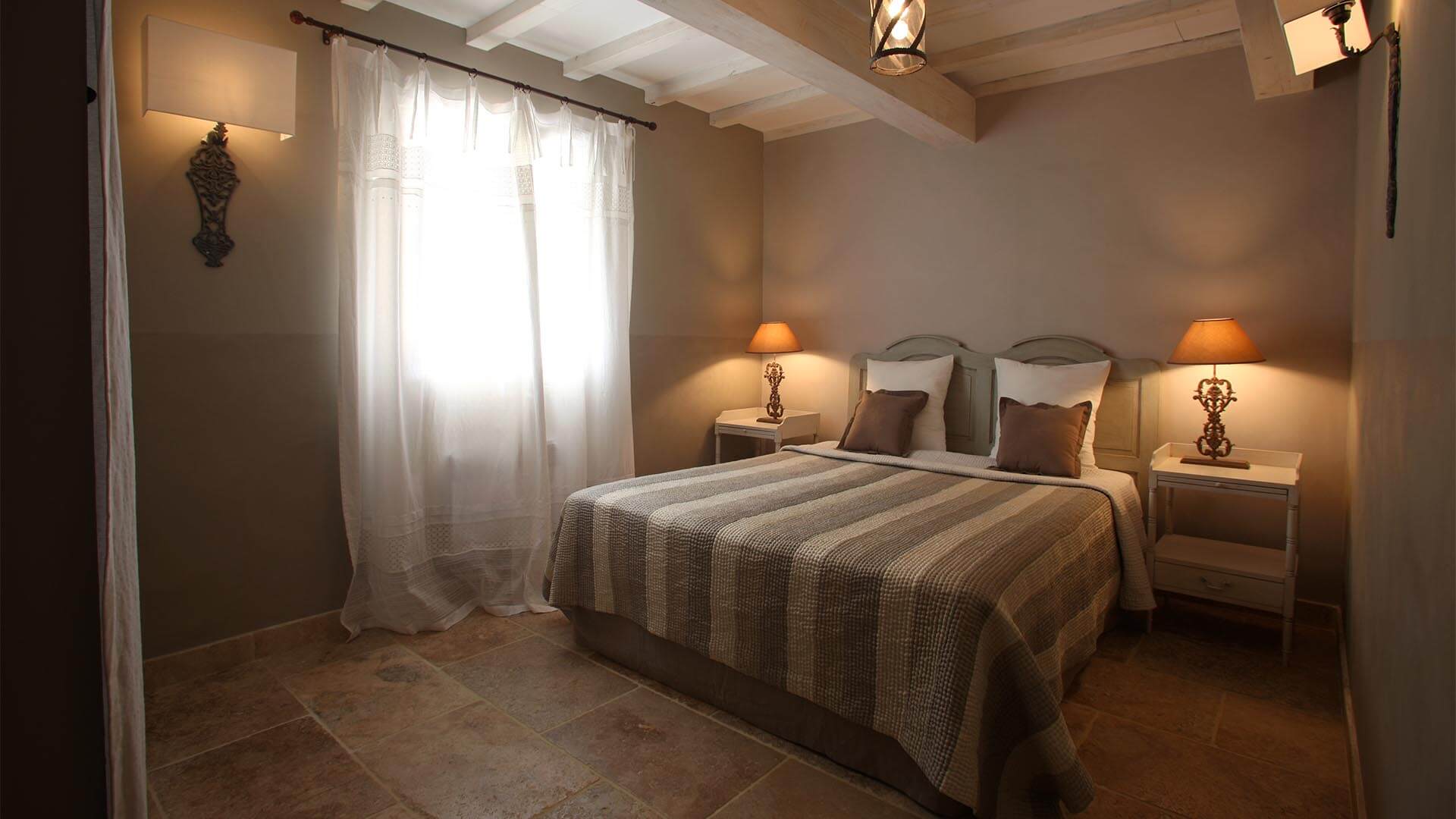 Location saisonnière T3 Luberon | Appartement le jas des collines | Chambre lit double