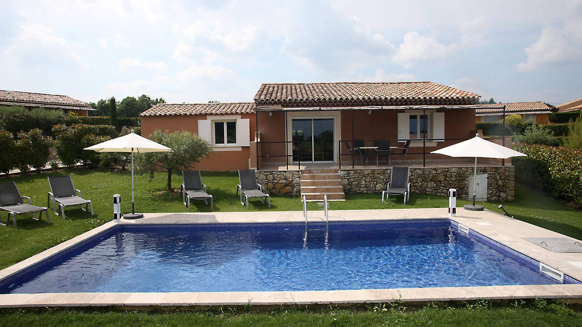 Location vacances Luberon | Villa les coquelicots | Piscine chauffée et jardin