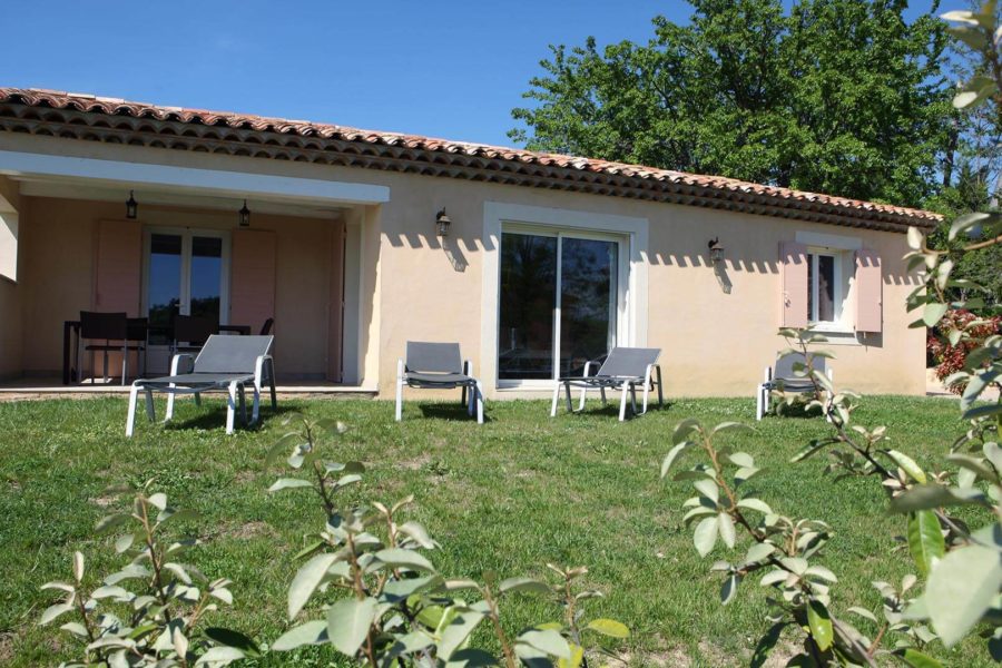 Location vacances Forcalquier | Villa le mûrier blanc | Terrasse couverte et jardin