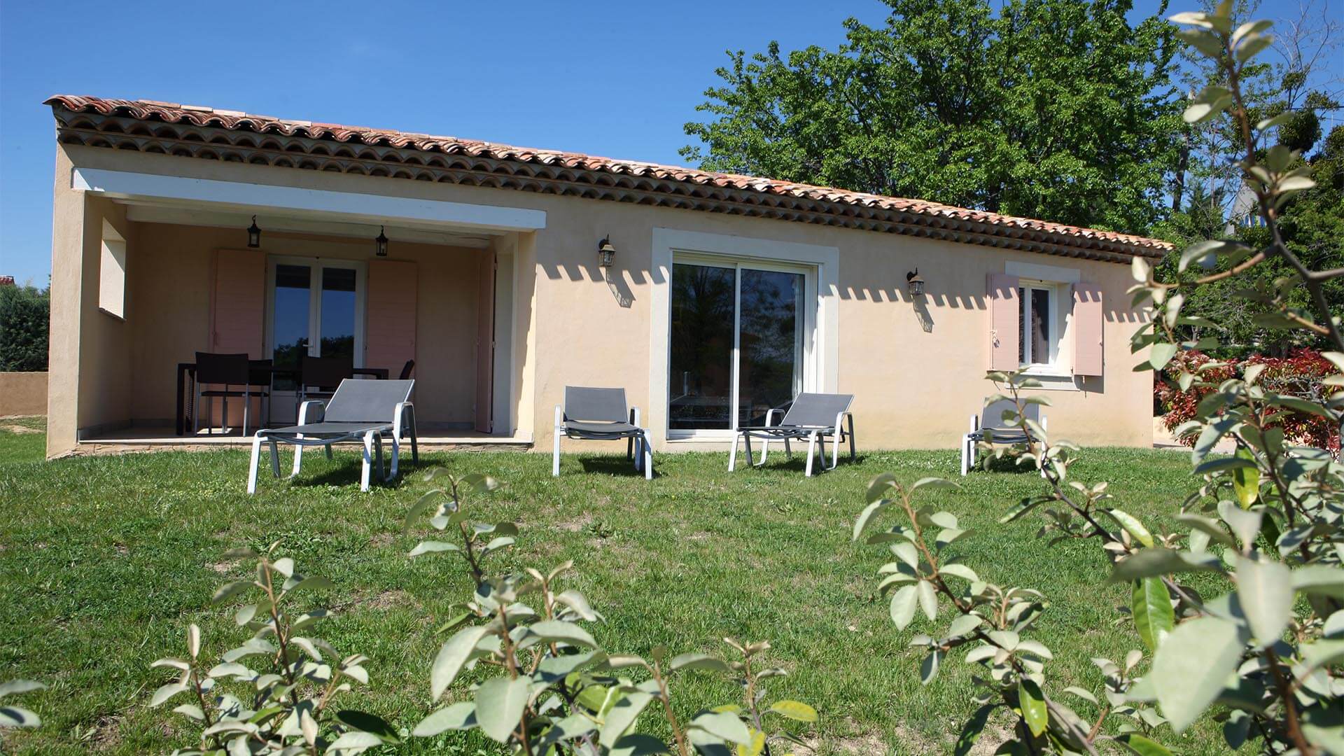 Location vacances Forcalquier | Villa le mûrier blanc | Terrasse couverte et jardin