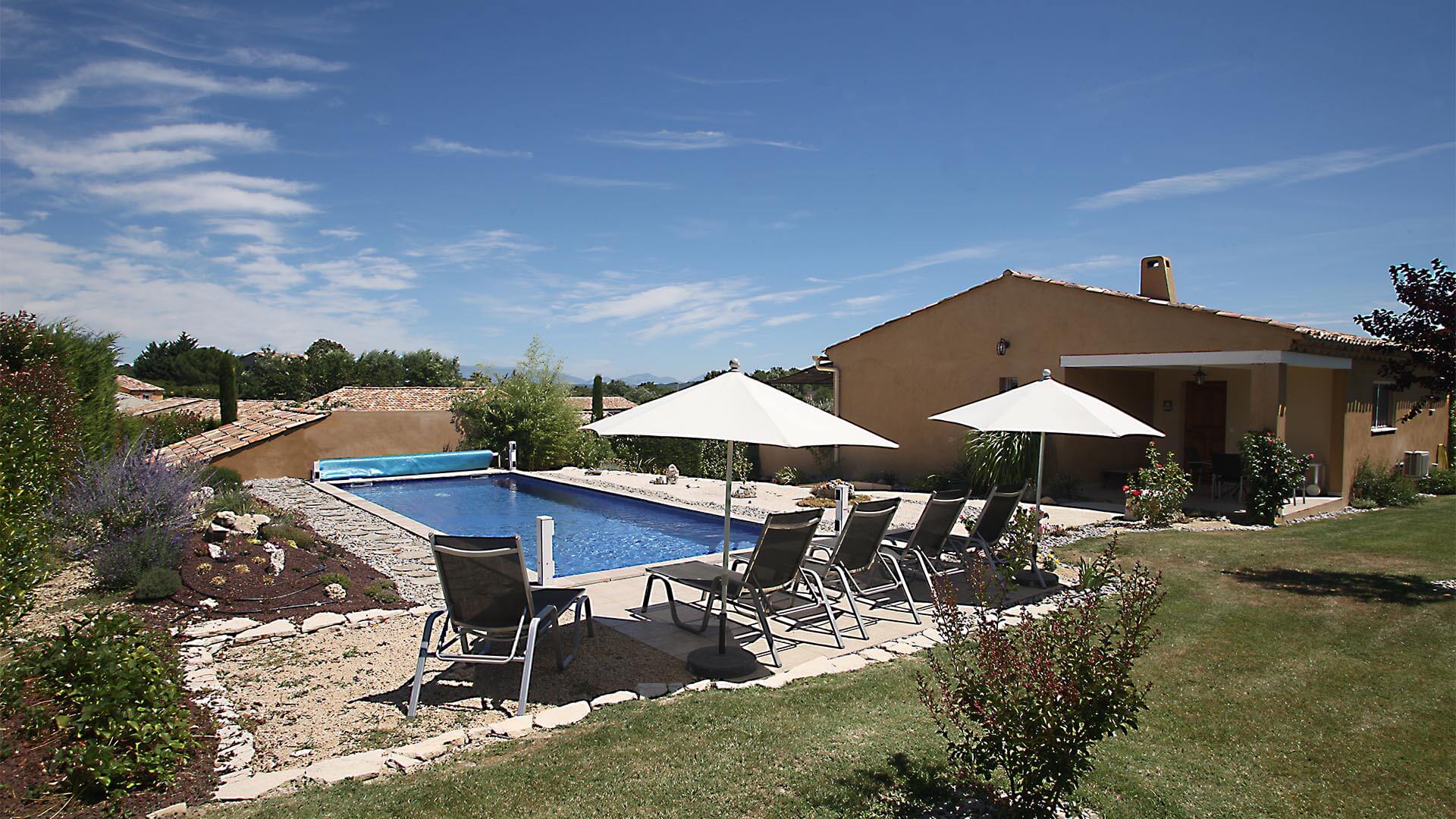 Villa for holiday rental in Forcalquier | Villa terre d'ocre | Private garden with swimming pool