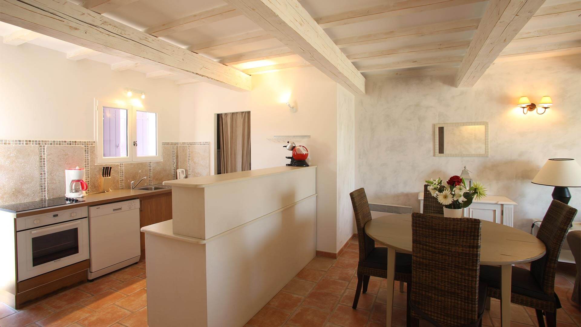 Location villa de vacances Alpes de Haute-Provence | Villa les tournesols | Salle à manger et cuisine américaine