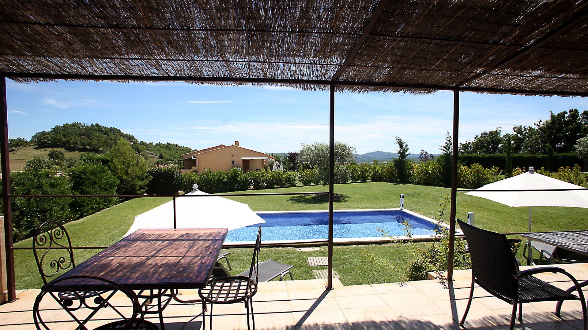 Location saisonnière maison Luberon | Villa les tournesols | Terrasse, piscine et jardin