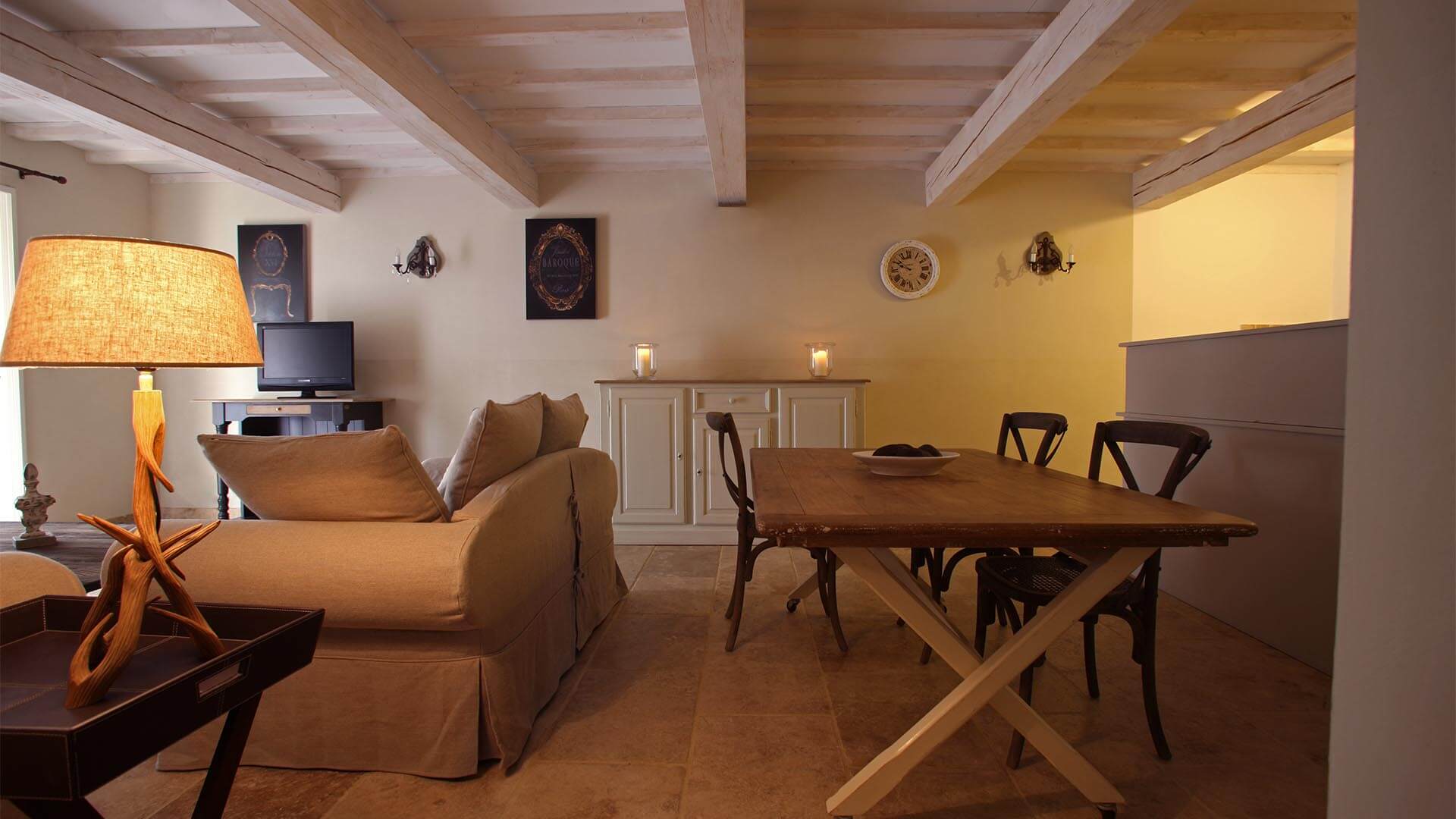 Location vacances T3 Forcalquier | Appartement le cabanon pointu | Salon avec climatisation