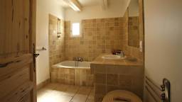 Villa terre d'ombre | Salle de bain avec baignoire