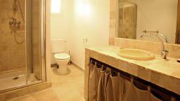 Villa le mûrier blanc | Salle de bain avec douche et toilettes